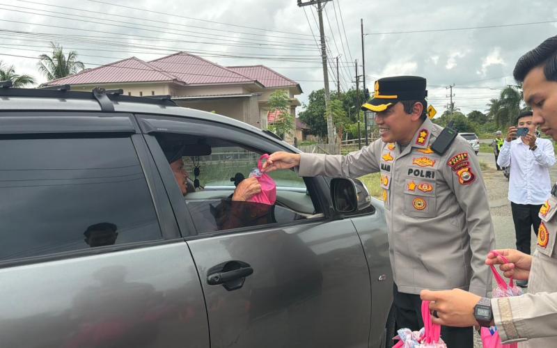 Polres Kaur Bersama Bhayangkari Bagikan 100 Paket Takjil kepada Masyarakat