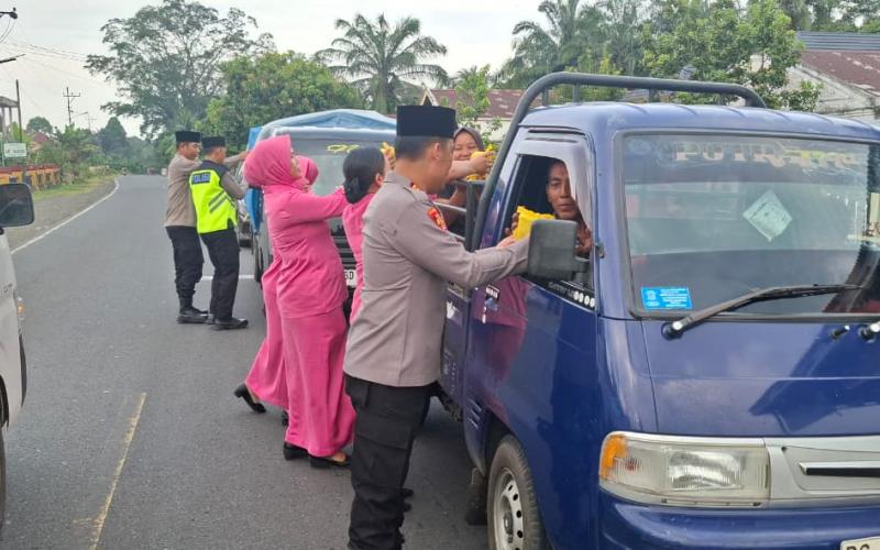 Polsek Padang Ulak Tanding Polres Rejang Lebong Manfaatkan Momen Ramadan dengan Berbagi Takjil