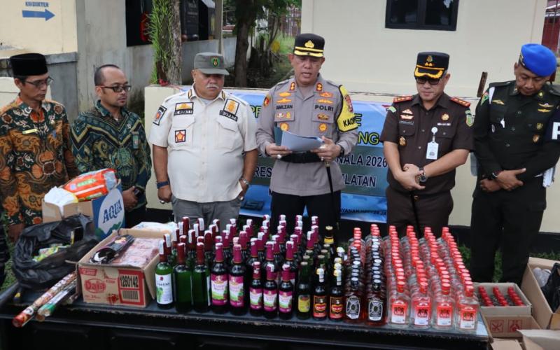 Polres Bengkulu Selatan Musnahkan Ratusan Botol Miras dan Barang Bukti Hasil Operasi Pekat Nala I 2026