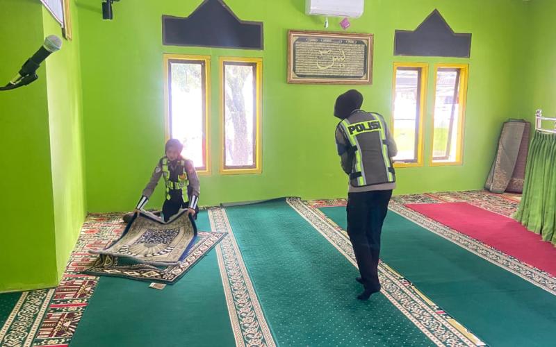 Polres Lebong Laksanakan Program Indonesia Asri, Bersihkan Lingkungan dan Mushola