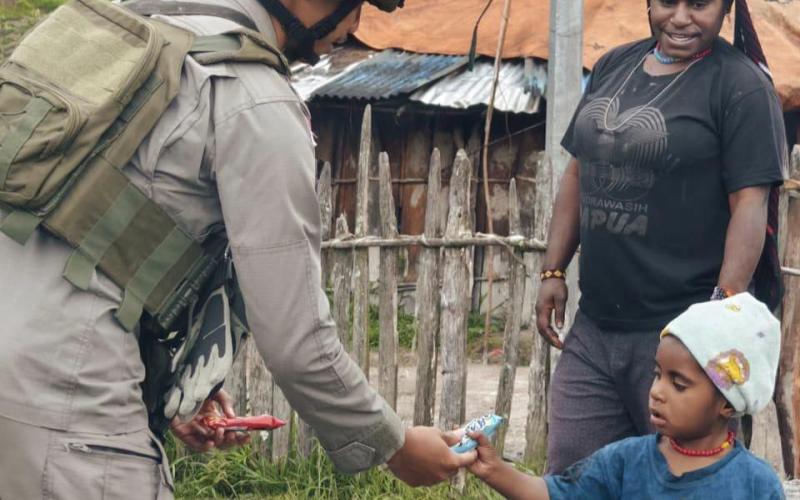 Patroli Humanis Ops Damai Cartenz Hadirkan Senyum dan Rasa Aman bagi Warga Sinak