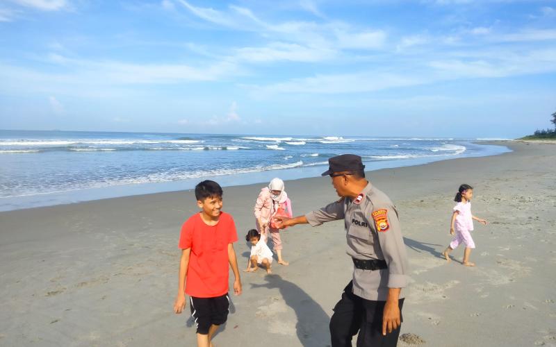 Pantau Wisatawan, Polresta Bengkulu Laksanakan Patroli di Pinggir Pantai