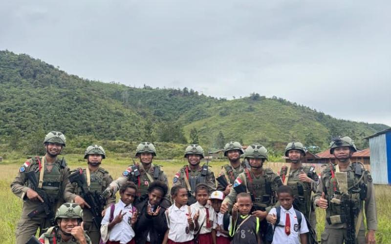 Patroli Humanis Satgas Ops Damai Cartenz di Kampung Kabiding, Kehangatan Warga dan Tawa Anak-Anak Warnai Pagi di Oksibil