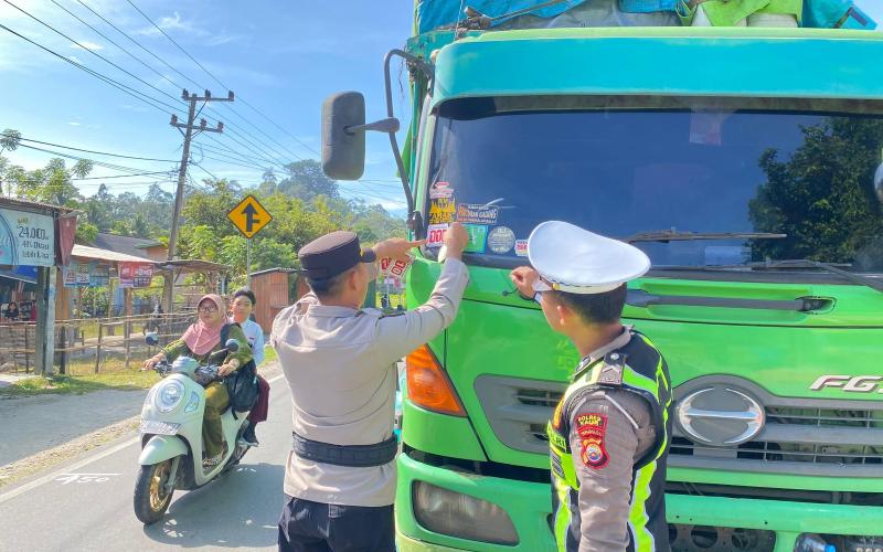 Polres Kaur Berikan Imbauan Tertib Lalu Lintas dan Pasang Stiker Layanan 110 di Pos Pelayanan Pantai Linau