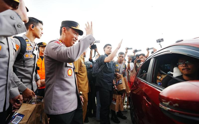 Tinjau Kalikangkung, Kapolri Pastikan Pelayanan hingga Rekayasa Lalin Optimal Hadapi Mudik 