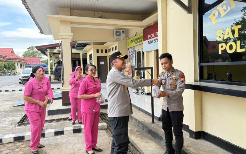 Kapolres Kaur Bersama Ketua Bhayangkari Cabang Kaur Berbagi Takjil Minggu Terakhir kepada Masyarakat Pengguna Jalan, Personel Penjagaan SPKT, dan Tahanan Polres Kaur