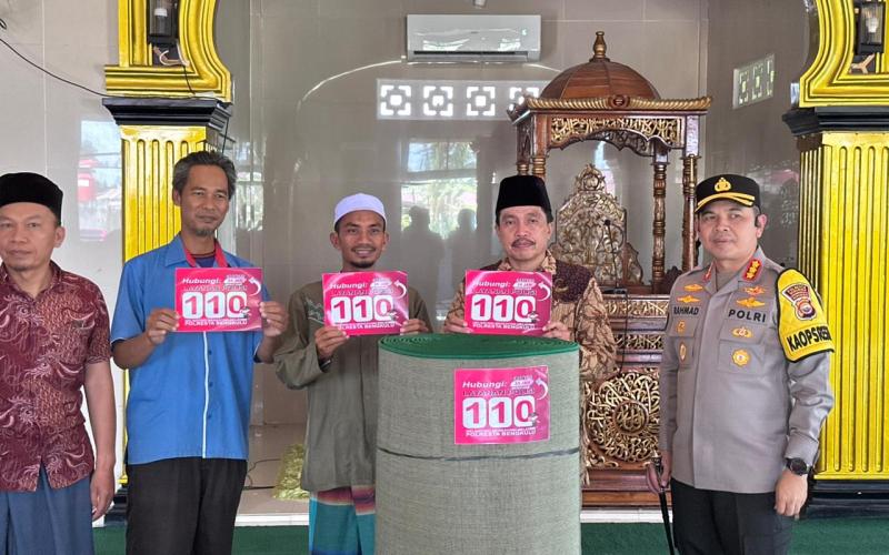 Kapolresta Bengkulu Serahkan Bantuan Sajadah Ambal di Masjid dan Sosialisasikan Layanan 110