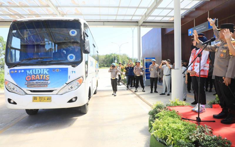 Kapolda Bengkulu Pimpin Pelepasan Bus Mudik Gratis dalam rangka Idul Fitri 1447 H