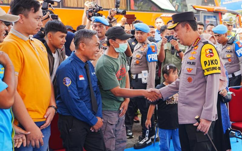 Kapolri Lepas 80 Bus Mudik Gratis, Pastikan Kesiapan Sopir Antar Masyarakat ke Tujuan