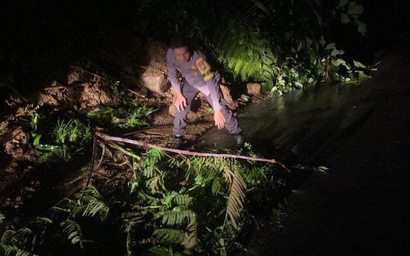 Tiga Titik Longsor Terjadi di Talang Ratau, Akses Jalan Sempat Terganggu