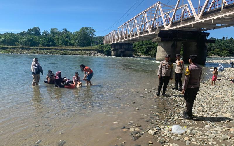 Penebalan Pengamanan Obyek Wisata, Personel Polres Kaur Siaga di Jembatan Padang Guci
