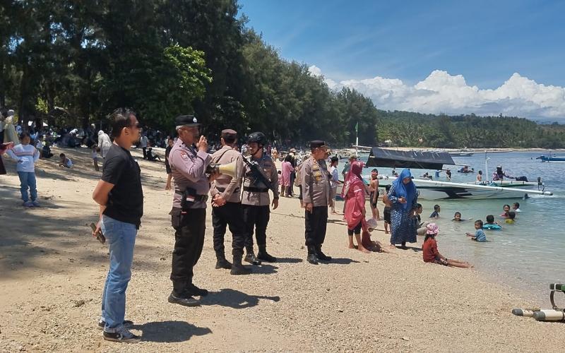 Polres Kaur Sigap Bantu Anak Terpisah dari Orang Tua Saat Libur Lebaran di Pantai Laguna