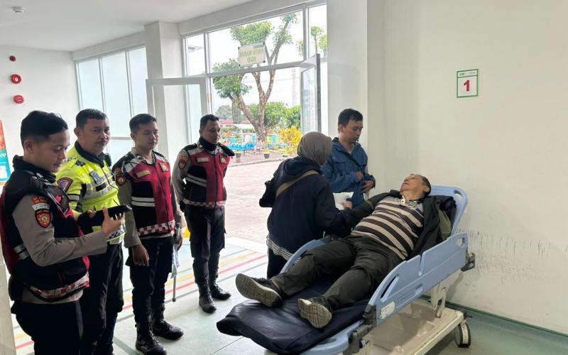 Wujud Respon Cepat, Anggota Polri Evakuasi Lansia Darurat Medis ke Rumah Sakit di Gunung Mas Bogor