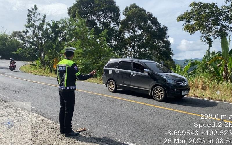 Personel Posyan Liku Sembilan Laksanakan Live Report Pemantauan Arus Lalu Lintas Dalam Rangka Ops Ketupat Nala 2026