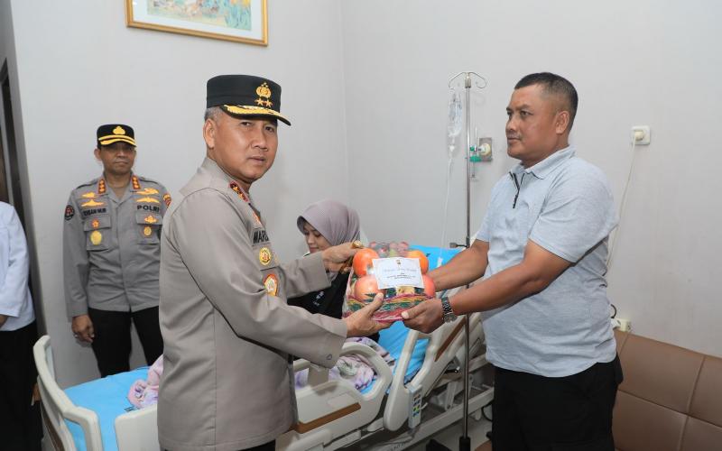 Jenguk Personel Sakit di RS Bhayangkara, Kapolda Bengkulu Berikan Dukungan Moril dan Bingkisan