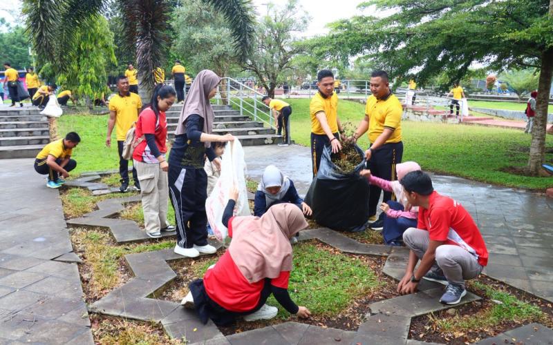 Kapolres Lebong Pimpin Aksi Bersih Lingkungan di Taman Karang Nio Dukung Program Indonesia Asri