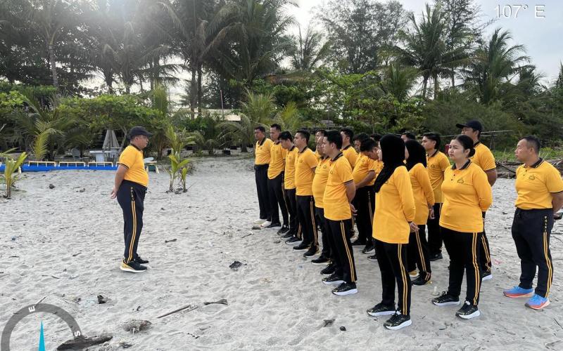 Personel Ditreskrimsus dan Ditresnarkoba Polda Bengkulu Bersihkan Pantai Kualo, Dukung Program Gerakan ASRI