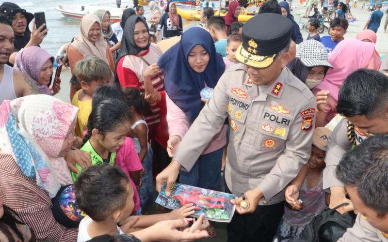 Kapolda Bengkulu Tinjau Pantai Zakat, Bagikan Mainan untuk Anak-anak dan Pastikan Wisata Aman