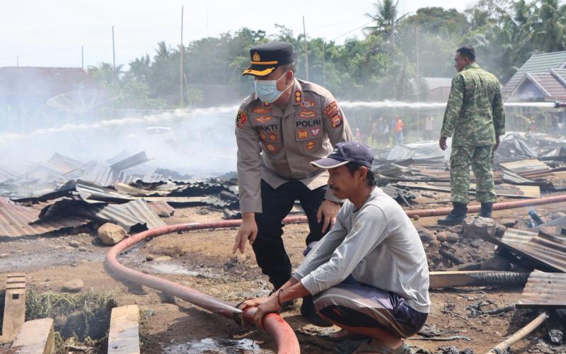 Kebakaran Hanguskan 17 Los Pasar, Kapolres Bengkulu Utara Turun Langsung ke Lokasi