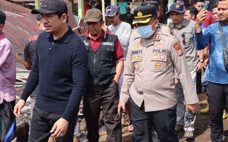Kapolres dan Bupati Turun Langsung, Kebakaran Hanguskan 17 Los Pasar Sidomukti