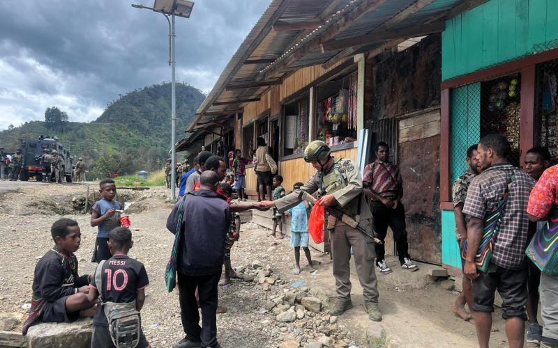 Hadirkan Pendekatan Diri dengan Masyarakat, Personel Ops Damai Cartenz Belanja dan Berbagi di Sinak