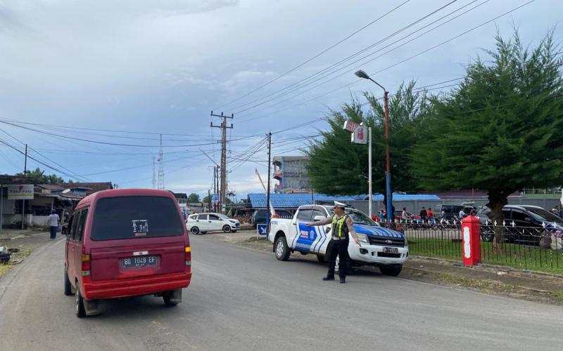 Cegah Kemacetan di SPBU Pasar Tais, Polisi Turun Langsung Tertibkan Kendaraan