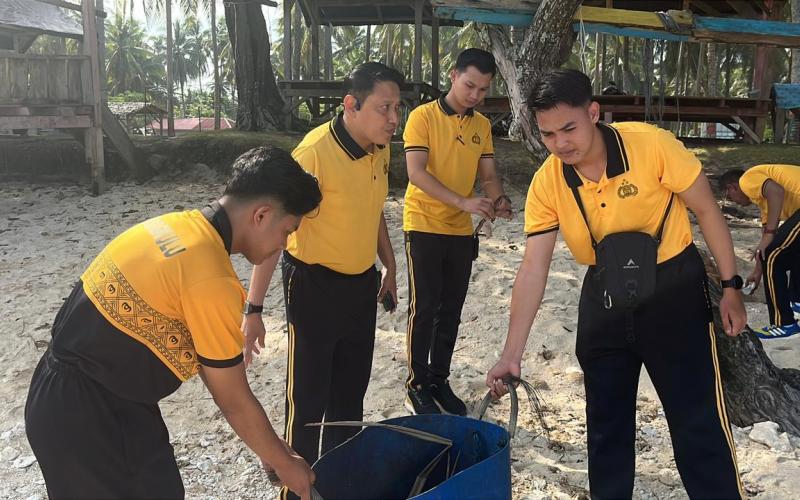 Polres Kaur Gelorakan Giat ASRI Tanpa Henti di Pantai Pengubaian