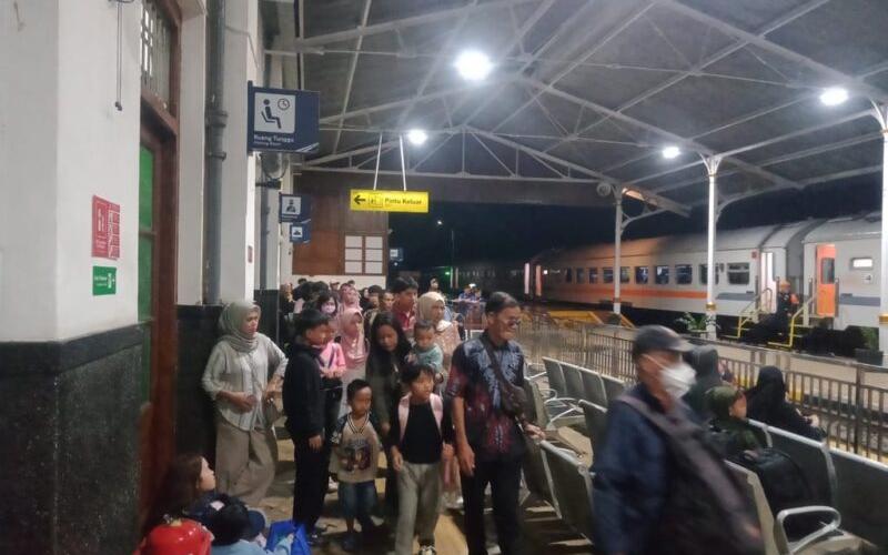 KAI Daop 2 Bandung Sampaikan Permohonan Maaf, Perjalanan KA Siliwangi Tertahan Akibat Genangan Air di Petak Jalan Cianjur–Cibeber