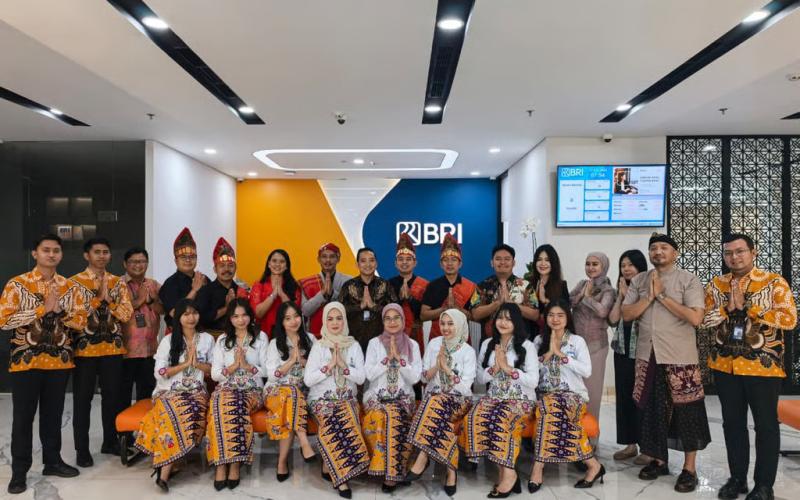 Peringati Hari Kartini, Pekerja BRI Branch Office Kelapa Gading Kenakan Busana Nasional Saat Layani Nasabah