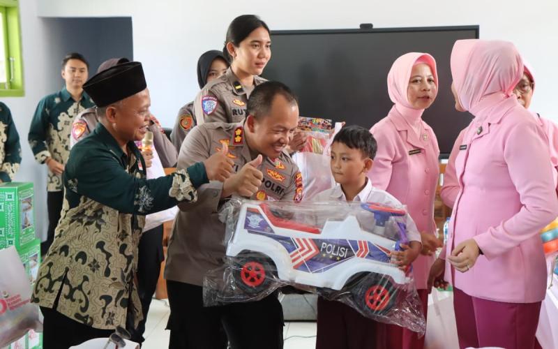 Kapolres Bengkulu Utara Tebar Kepedulian di SLB Gunung Selan, Hadirkan Sentuhan Humanis untuk Anak Berkebutuhan Khusus