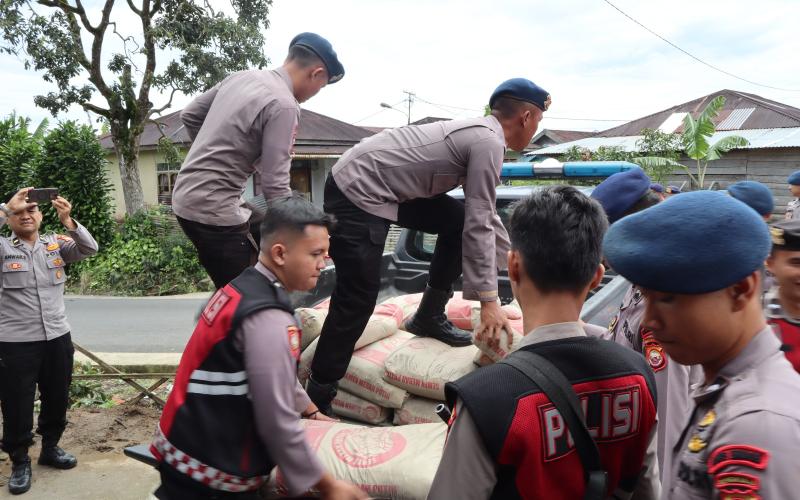 Kapolres Rejang Lebong Tinjau Lokasi Puting Beliung dan Salurkan Bantuan untuk Warga Terdampak