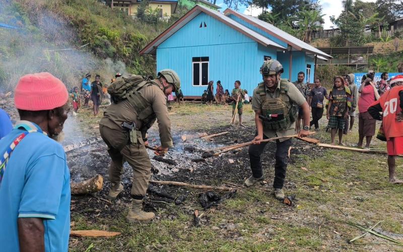 Satgas Ops Damai Cartenz Hadir di Tengah Tradisi Bakar Batu di Sugapa, Bangun Kebersamaan dengan Warga