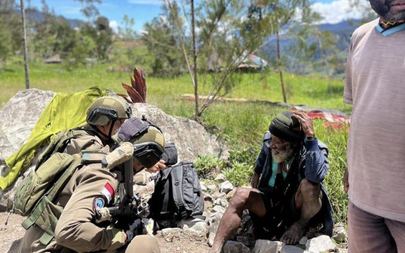 Lewat Patroli Jalan Kaki, Satgas Damai Cartenz Bangun Kedekatan dengan Warga Sinak