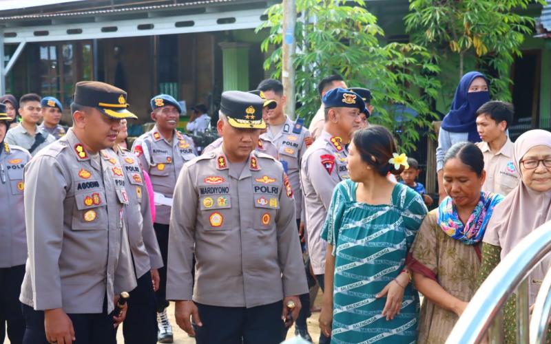 Kapolda Bengkulu Tinjau Posko Tanggap Darurat dan Salurkan Bantuan untuk Korban Banjir dan Longsor di Lebong