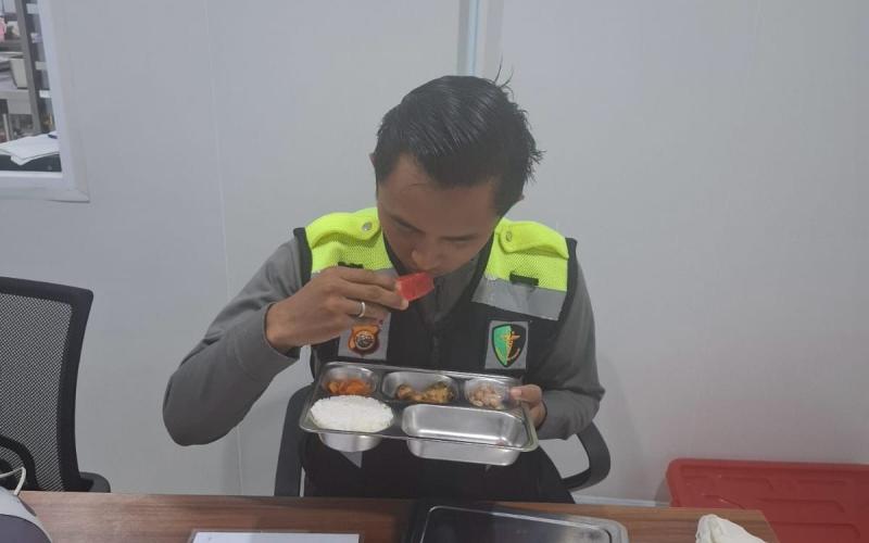 Tim Food Safety Biddokkes Polda Bengkulu Lakukan Pemeriksaan Makanan di Dapur MBG SPPG Polda Bengkulu Kel. Kandang