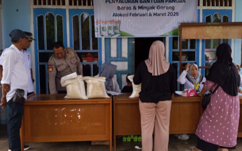 Pastikan Tepat Sasaran, Bhabinkamtibmas Polresta Bengkulu Monitoring Penyaluran Cadangan Pangan Pemerintah di Bentiring Permai