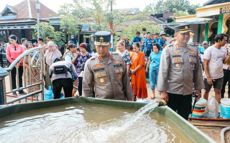 Kapolda Bengkulu Turun Langsung ke Lokasi Banjir Lebong, Kerahkan Water Treatment Atasi Krisis Air Bersih