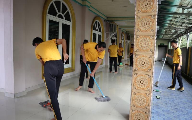 Polres Bengkulu Selatan Gelar Aksi Kebersihan Masjid, Wujudkan Lingkungan Ibadah yang ASRI