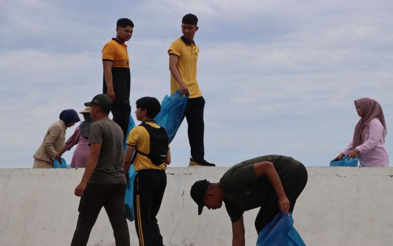 Giat ASRI Polres Mukomuko Rutin Dilaksanakan di Pantai Abrasi, Wujud Kepedulian Lingkungan