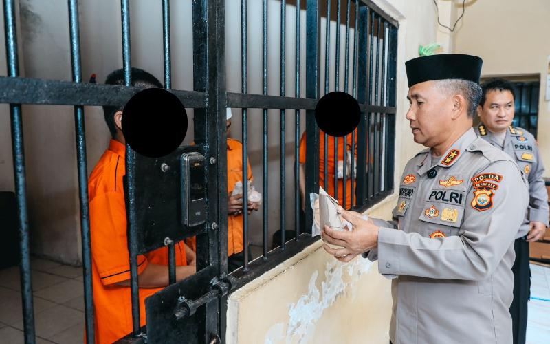 Wujud Kepedulian dan Motivasi, Kapolda Bengkulu Irjen Pol. Mardiyono Bagikan Nasi Kotak Kepada 29 Tahanan Dit Tahti Polda Bengkulu