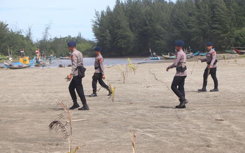 Personel Ditsamapta Polda Bengkulu Laksanakan Kurve Pantai di Area Konservasi Penyu