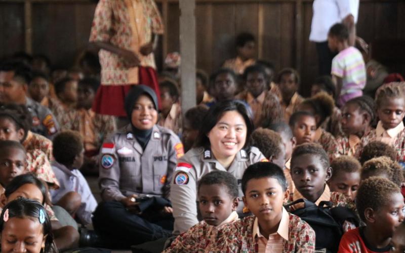 Hadirkan Keceriaan dan Edukasi Bagi Siswa, Satgas Damai Cartenz Gelar Bakti Sosial di SD Negeri Pomako 1