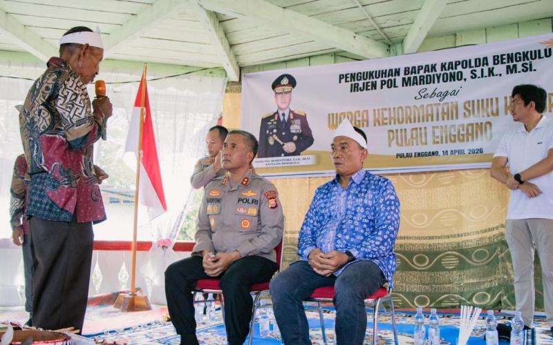 "Raja Nahkona Kaitora" DiSandang Kapolda Bengkulu Saat Ekspedisi Berkah Di Pulau Enggano 