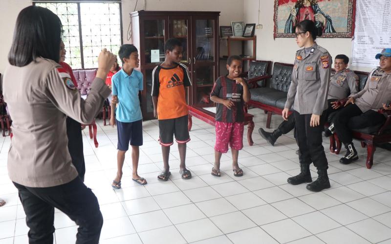 Satgas Damai Cartenz perkuat kepedulian untuk anak Papua lewat bakti sosial di panti asuhan