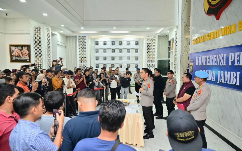 Polda Jambi Gelar Konferensi Pers, DPO Narkotika Berhasil Ditangkap di Tanjab Barat