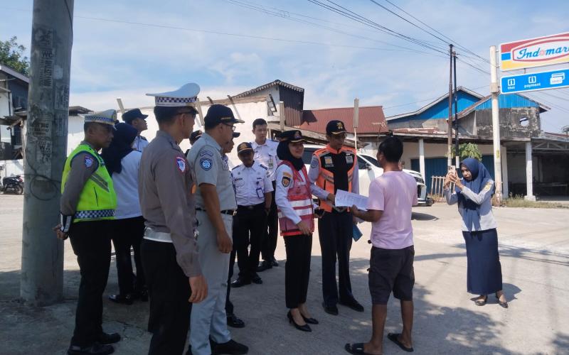 Jasa Raharja Bengkulu Bersama Mitra Berikan Imbauan kepada Sopir Angkutan Barang di SPBU Air Sebakul