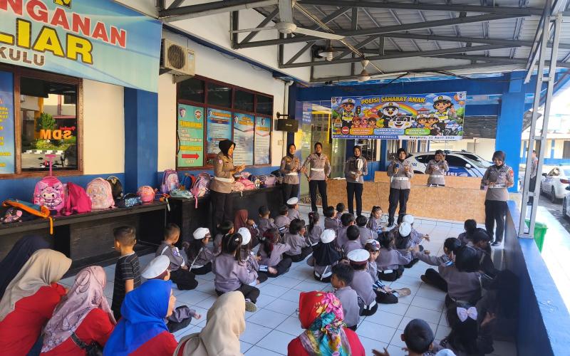 Ditlantas Polda Bengkulu Ajarkan Tertib Lalu Lintas ke Siswa TK Pembina 1 Lewat Program Polsanak