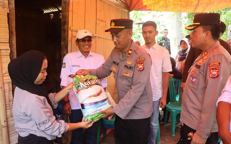 Polres Kepahiang Salurkan Bantuan Sosial kepada Korban Tersengat Listrik di Bermani Ilir