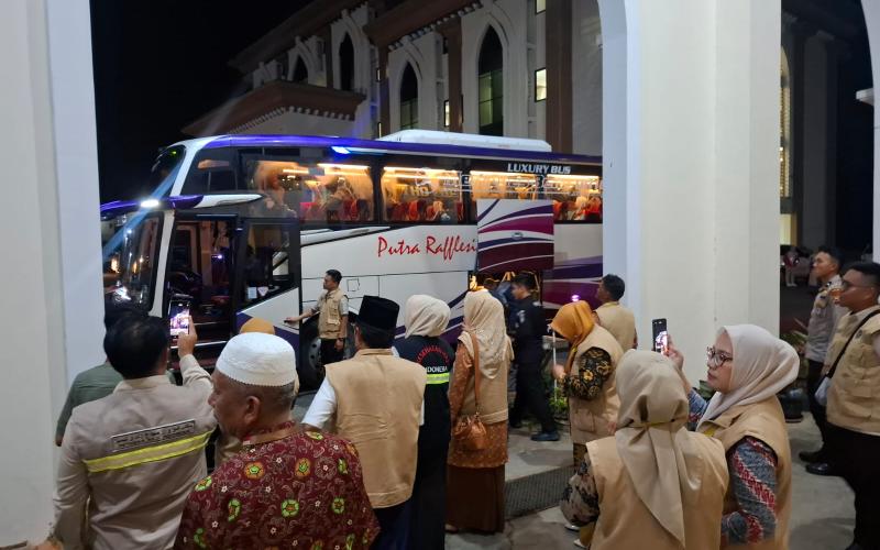 Tak Hanya Melaksanakan Pengamanan, Polresta Bengkulu Bantu Angkat Barang Bawaan Jamaah Haji