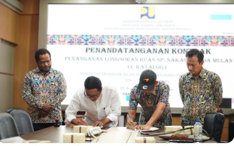 Satuan Kerja (Satker) 1 PPK 1.3 resmi menandatangani kontrak pekerjaan Paket Penanganan Longsoran pada ruas Simpang Nakau–Taba Mulan melalui skema e-katalog bersama pihak pelaksana, PT Ranafisia Dinamika Andalan /Foto : BPJN